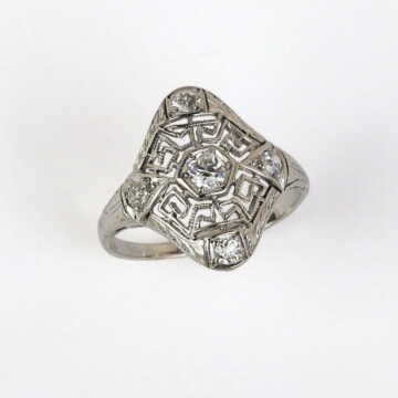 Featured image of this Vintage Women’s Platinum Diamond Ring