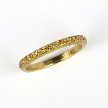 Featured image of this Women’s 18k Yellow Gold Diamond Band