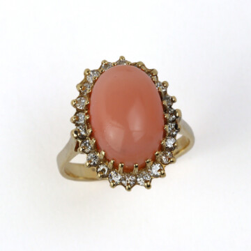 Featured image of this Vintage Women’s 14k Yellow Gold Coral, Diamond Ring