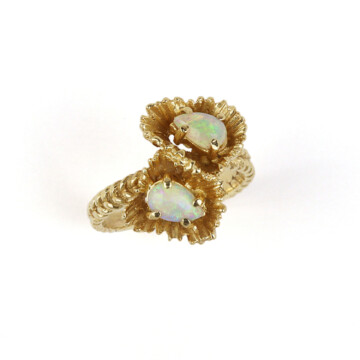 Featured image of this Vintage Women’s 14k Yellow Gold Opal Ring
