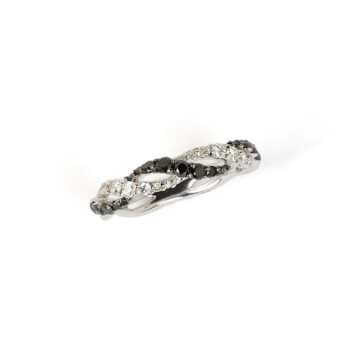Featured image of this Women’s 18k White Gold Black & White Diamond Band Ring