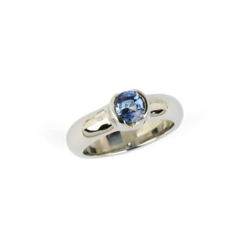 Featured image of this Women’s 18k White Gold Solitaire Sapphire Ring Size 6.5