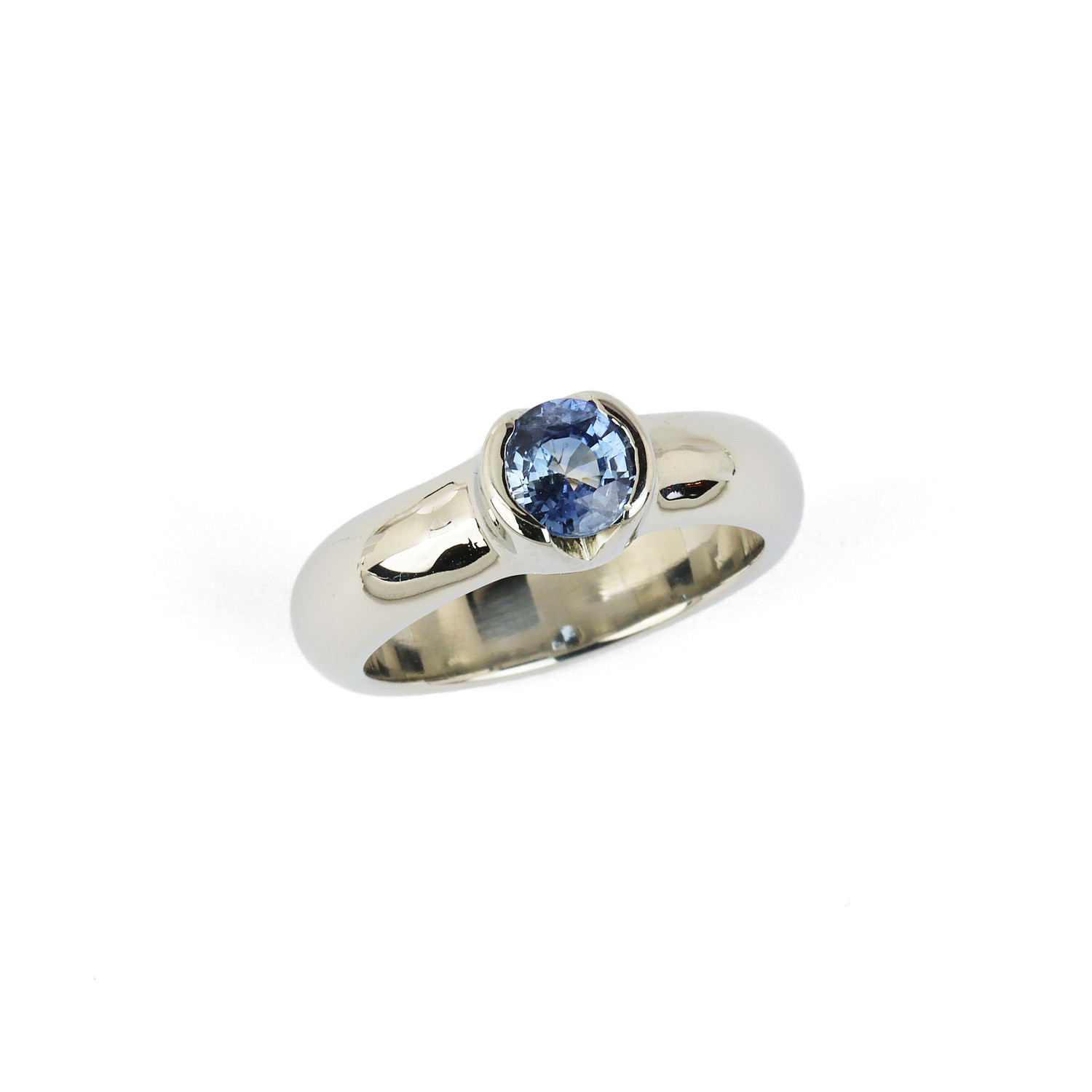 Featured image of this Women’s 18k White Gold Solitaire Sapphire Ring Size 6.5