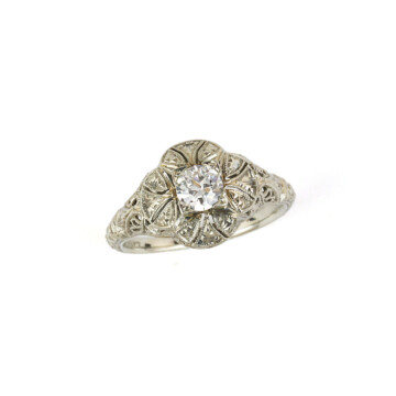 Featured image of this Vintage Women’s 18k White Gold Diamond Ring