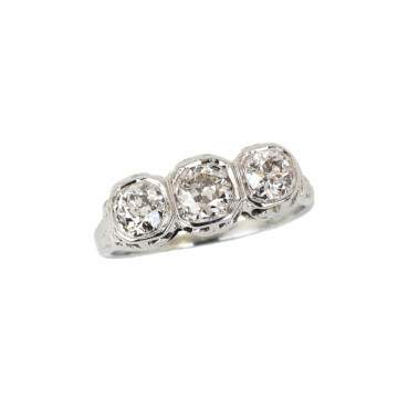 Featured image of this Women’s Platinum Diamond Ring