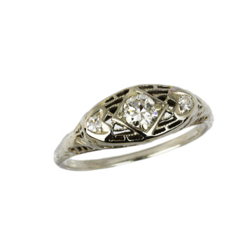 Featured image of this Vintage Women’s 18k White Gold Diamond Ring