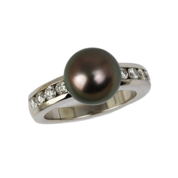 Featured image of this Women’s 18k White Gold Diamond, Pearl Ring Size 6